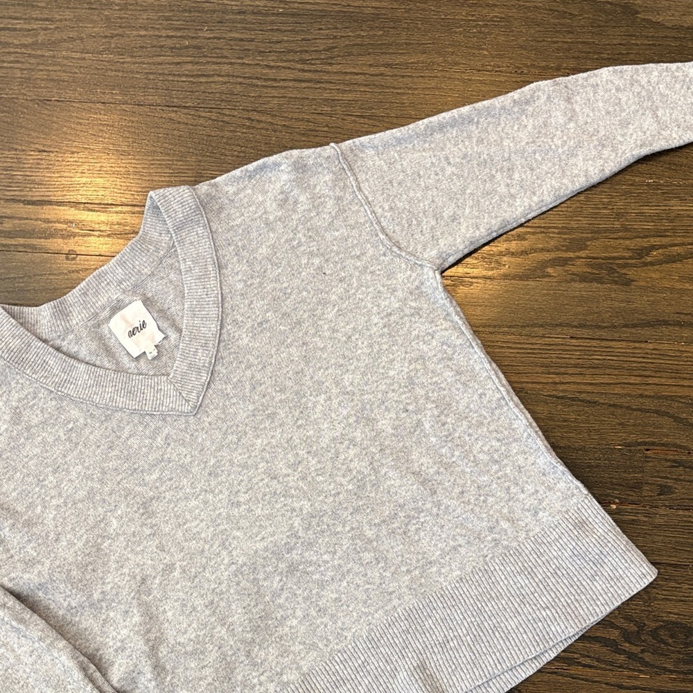 Aerie Light Gray V-Neck Knit Sweater (size XS) - Picture 5 of 12